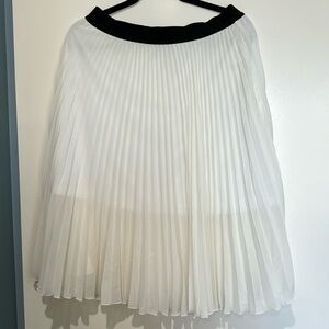Leith White Pleated Knee Length Skirt + Black Elastic Waist Band and Slip Large